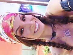 Lució un vestido escotado y muy atrevido, moviendo su maravilloso culo en un vídeo producido