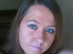 La muy traviesa Carmem Corona muestra su delicioso coño y se masturba con un pequeño consolador además de grabar un vídeo para su marido