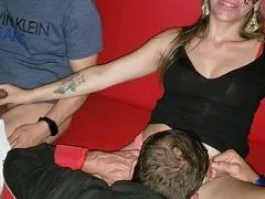 En el cine con varios follando delante del cornudo