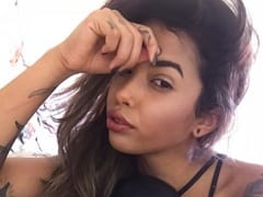 Morena con cara de ninfómana que es una CamGirl se masturba con un consolador delante de la cámara llena de erecciones