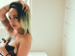 Inanna juega con una piruleta en el coño y el culo mientras graba