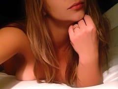 Deliciosa casada hizo un striptease amateur en el probador de una tienda, se masturbó y grabó un vídeo para enviárselo a su marido