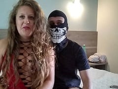 Esposa coronada y muy perra en el motel con su amante en plena cuarentena botando sobre la polla