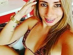 Rubia pajillera deja que su pareja la filme haciéndole una mamada hasta que ella recibe leche de su polla