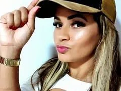 Esta chica traviesa con el culo enorme se puso de espaldas al cliente y al cliente