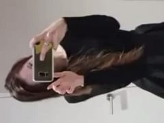 Flaca cachonda no veía la hora de llegar a casa y se masturba en el baño del centro comercial