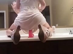 Deliciosa un Consolador en el Lavabo del Baño y Empieza a Follar con Ansia Mientras Graba Esta Maravillosa Escena – Amateur