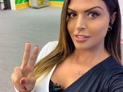 Está muy buena y se la puede ver con vestido y haciendo ejercicio.