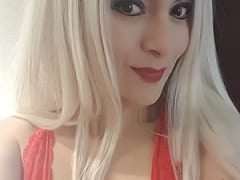 La rubia Simone, muy caliente y muy traviesa, grabó un vídeo casero masturbándose con un consolador cachondo y mojándose.