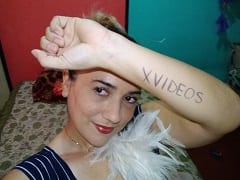 Sensacional rubia a la que le encanta exhibirse se masturbó el coño hasta empaparse y grabó un vídeo casero para colgarlo en la red