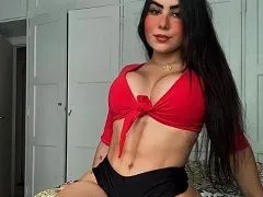 Morena con un culo gigante masturbándose con un consolador