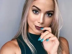 Bailaba con su amiga Clara Lima luciendo un gran escote y casi enseñando sus tetas calientes