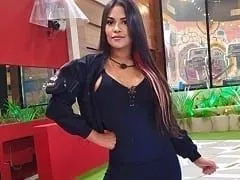 Se emborrachó y sus amigas la ayudaron bañándola, pero acabó pagando sus tetas arreglando su toalla