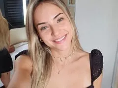 Cantante rubia pagó tetas por primera vez dentro de la casa
