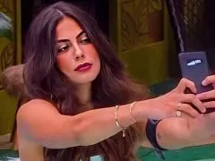 Vuelve a ser portada de la web tras pagarse una operación de tetas subiéndose la blusa