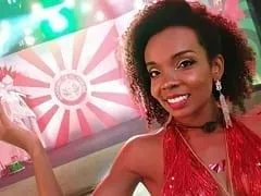 Estaba muy emocionada en la fiesta de samba y estaba bailando samba a toda velocidad y pagó teta