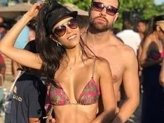Deliciosa actriz morena desnuda en la serie Acerto de Contas luciendo sus enormes tetas en un local de striptease