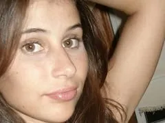 Se masturbó con un consolador y se puso toda melosa después de tener un orgasmo sola