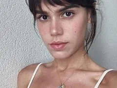 Actriz mundial de 28 años, en una escena de sexo supercaliente en la serie “Os dias eram assim” mostrando sus pechos