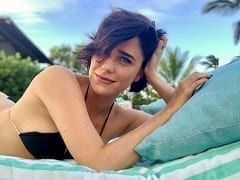 Bella actriz desnuda en serie