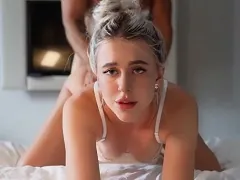 GP rubia con ojos azules dando su apretado coño