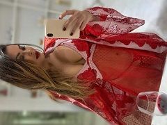 Desnuda en fotos y enseñando sus shorts en vídeo