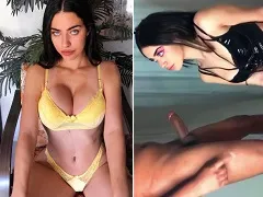 Deliciosa ninfómana chupando hasta tragarse un montón de semen