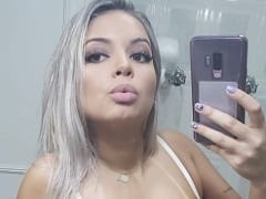 Maravillosa rubia y chica de compañía Mayara hizo un delicioso y sexy striptease mostrando su cuerpazo y sus grandes tetas