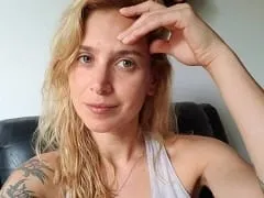 La sexy actriz apareció en una escena de la serie, demostrando que sigue en plena forma y rezumando sensualidad