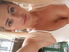 Maravillosa rubia brasileña Mia chupando la polla y el culo del gringo y luego botando el culo para sacar leche