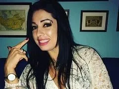 Porno morena fue al baño y se metió nata montada en el culo para soltarlo todo después