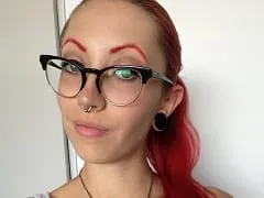 Caliente y Deliciosa Pelirroja Raven Que Es Modelo de Webcam y Actriz Se Muestra en Videos Masturbando Su Coño de Maneras Excitantes y Diferentes