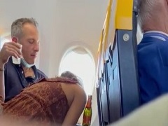Chica traviesa pillada chupando la corona en el avión