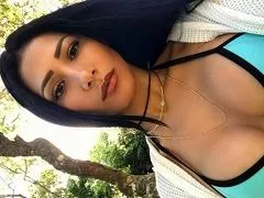 La sexy cantante pagó por sus tetas en los reportajes