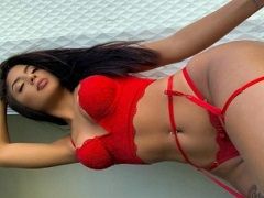 Deliciosa morena en lencería roja enseñando las tetas