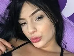 Una morena muy caliente del sur, enseña las tetas y el capó de su VW Escarabajo mientras chatea por Skype con su novio