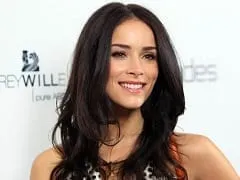La famosa actriz estadounidense Abigail Spencer ha filtrado un vídeo íntimo en el que aparece desnuda y masturbándose el coño caliente.
