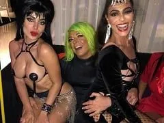 Organizó una fiesta de Halloween con un montón de famosos y el sexo fue salvaje enseñando los pechos