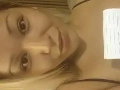 Se la chupó a su amante con condón en el motel y grabó un vídeo para que su cornudo lo viera después