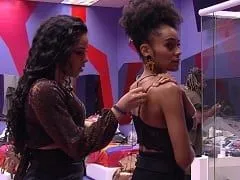 Va al edredón con para apretar sus grandes tetas y da un grito sorprendido acerca de lo difícil que son