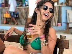 La sexy abogada se emborrachó y acabó enseñando sus deliciosas tetas
