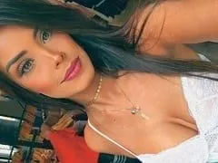 Fue a burlarse de la cámara en la piscina y acabó pagando una operación de tetas