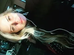Rubia Paga Teta Por Primera Vez Dentro De La Casa Junto A Mari Gonzalez
