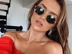 El influencer digital estaba tumbado charlando y acabó pagando teta sin darse cuenta