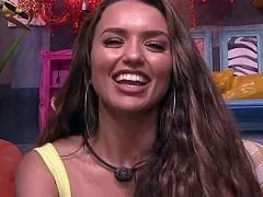 El influencer too Hot se vuelve a ablandar y se rompe la teta poniéndose un vestido