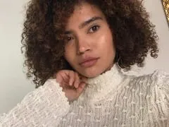 Mulata asquerosa con un cuerpo delicioso exhibiéndose desnuda en su apartamento mientras graba