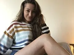 Deliciosa Actriz Porno del Reino Unido a cuatro patas en el sofá, moviendo el culo y mostrando su coño