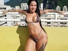 Se muestra muy sexy y mojada en la piscina mientras su amiga graba la escena