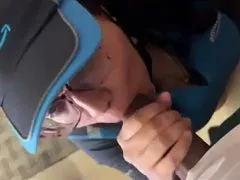Repartidora de Amazon le chupa la polla a un cliente negro