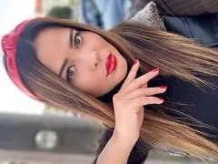 Empresaria y youtuber tuvo un día de camgirl mostrando sus tetas disfrazada de policía